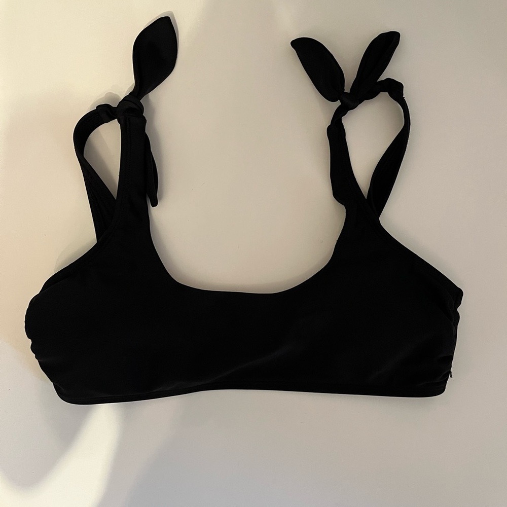 Black target swim top